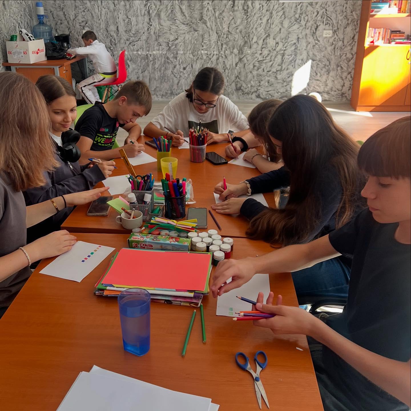 La Centrul de Tineret Ciorescu am desfășurat o nouă activitate de art therapy cu tema „Eu și lumea mea”