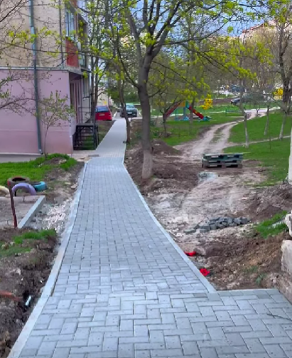 Lucrările la curțile blocurilor de pe str. Moldova avansează în cadrul proiectului „Curtea Europeană”!