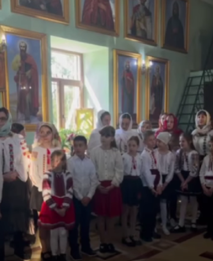 Elevii Liceului „Nicolae Bălcescu” aduc bucurie și sprijin comunității printr-o acțiune caritabilă la biserică!
