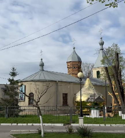Lucrările de renovare continuă la Biserica „Sfânta Parascheva” din Ciorescu, a început demontarea vechii cupole!