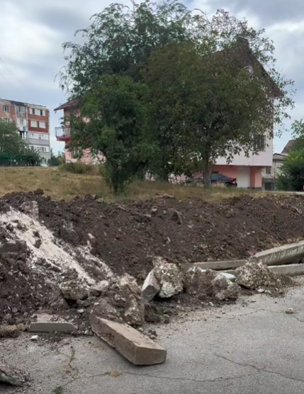 Au demarat lucrările de amenajare și asfaltare a zonei de parcare și pe strada Moldova nr. 7!