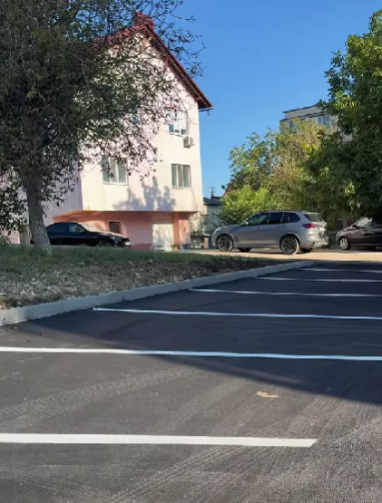 Parcări asfaltate în cadrul proiectului „Curtea Europeană”