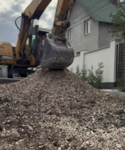 La 7 octombrie 2026 au demarat lucrările de asfaltare a străzii Sfânta Parascheva din comuna Ciorescu, pe tronsonul care nu era asfaltat.